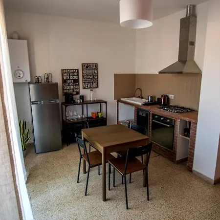 Arts At 5 Terre's Valley Apartman *
